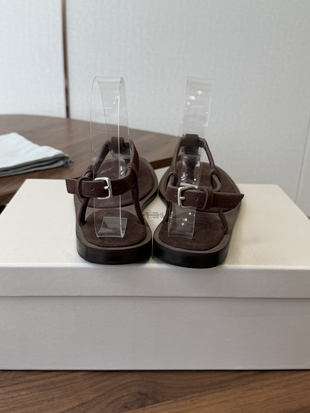 brunello cucinelli经典复古凉鞋 凉鞋系列 bc是意大利知名品牌,极简主义风格,纯手工串 brunello cucinelli经典复古凉鞋 凉鞋系列 bc是意大利知名品牌,极简主义风格,纯手工串