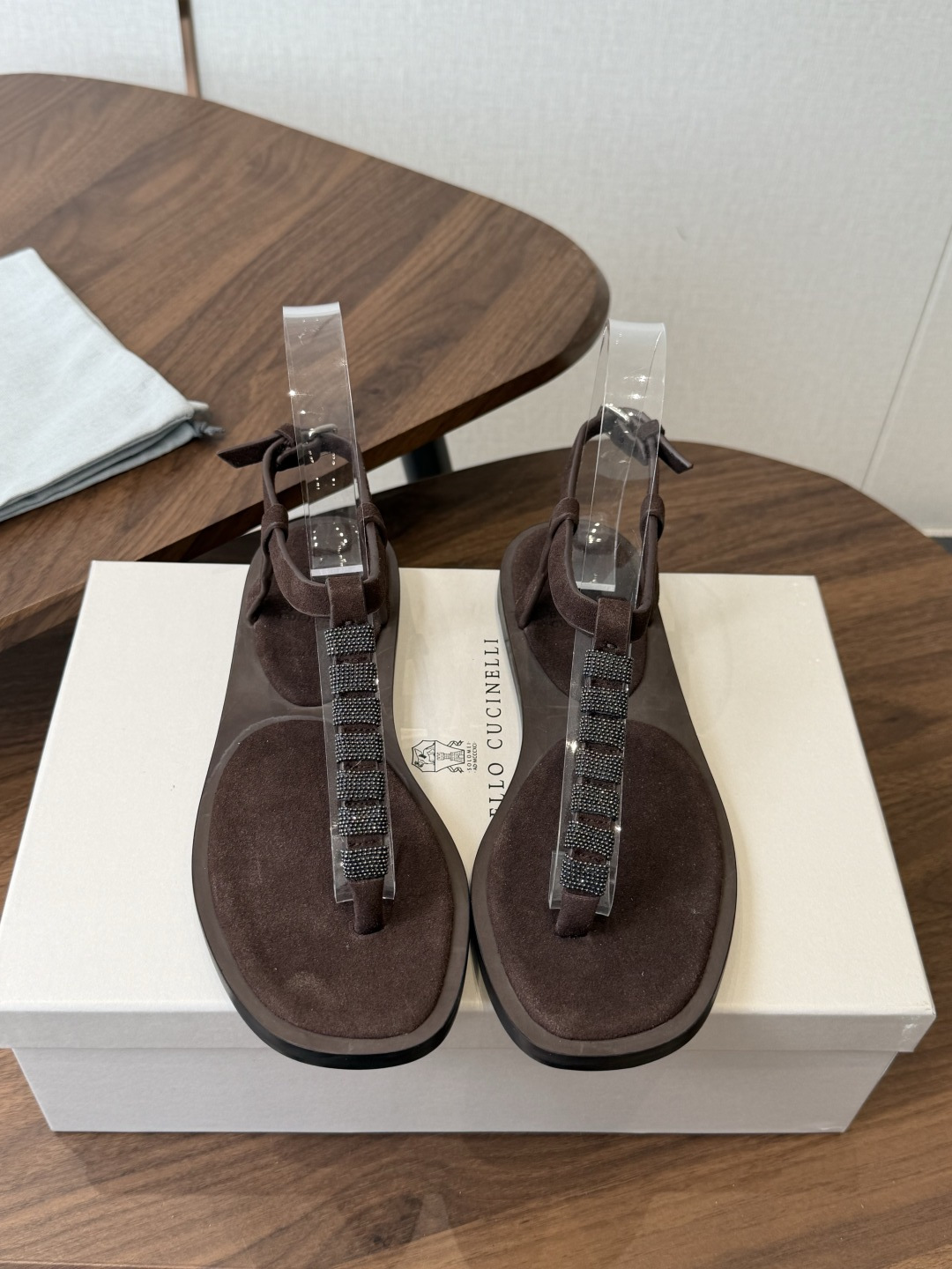 brunello cucinelli经典复古凉鞋 凉鞋系列 bc是意大利知名品牌，极简主义风格，纯手工串