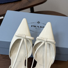 Prada 26ss普拉达最新走秀款圆头蝴蝶结高跟鞋 复古老钱风露跟凉鞋时尚界久违的极简之美 时髦又精致 Prada 26ss普拉达最新走秀款圆头蝴蝶结高跟鞋 复古老钱风露跟凉鞋时尚界久违的极简之美 时髦又精致
