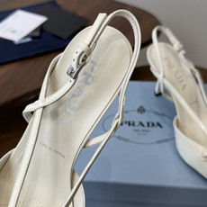 Prada 26ss普拉达最新走秀款圆头蝴蝶结高跟鞋 复古老钱风露跟凉鞋时尚界久违的极简之美 时髦又精致 Prada 26ss普拉达最新走秀款圆头蝴蝶结高跟鞋 复古老钱风露跟凉鞋时尚界久违的极简之美 时髦又精致