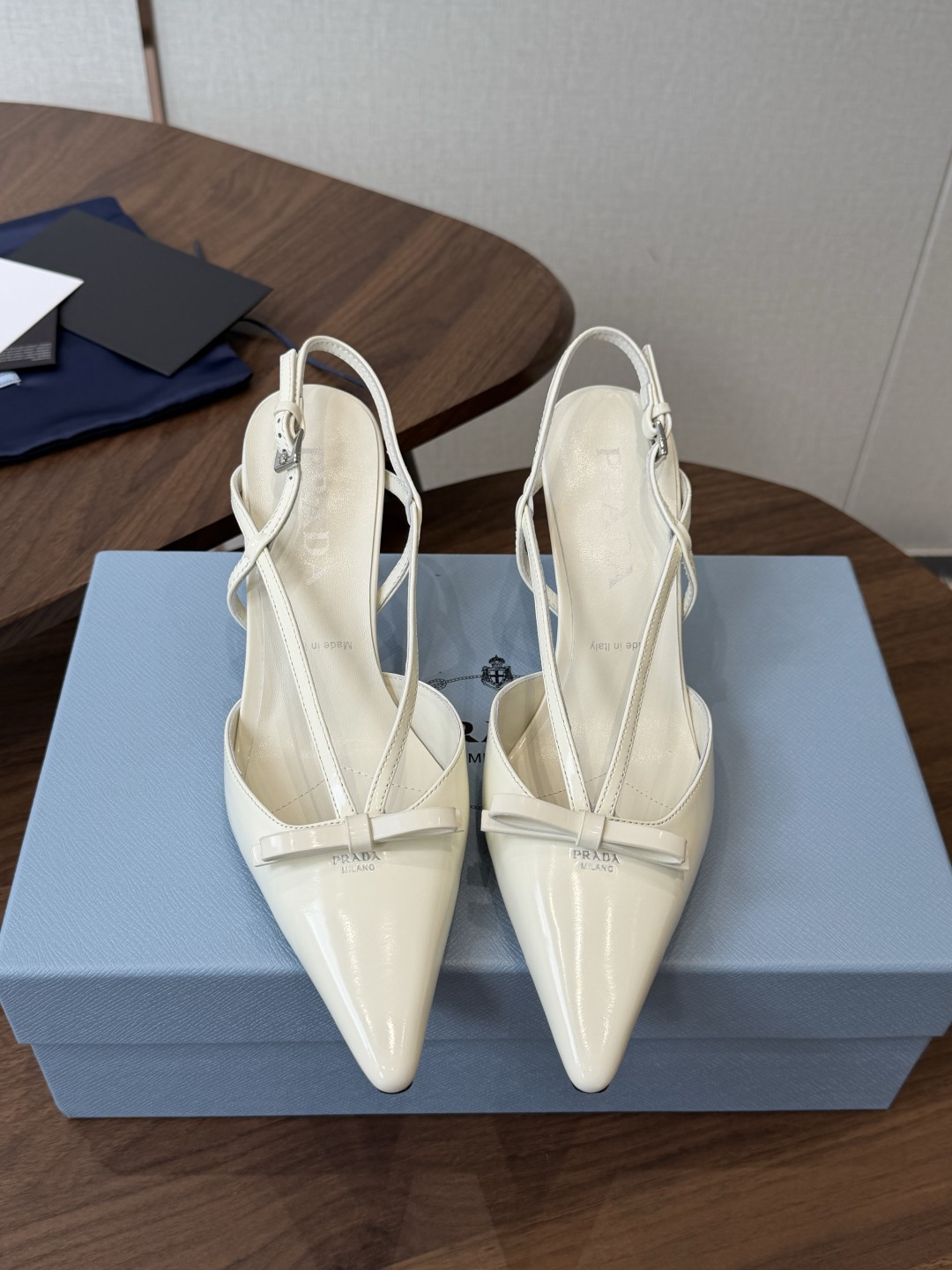 Prada 26ss普拉达最新走秀款圆头蝴蝶结高跟鞋 复古老钱风露跟凉鞋时尚界久违的极简之美 时髦又精致