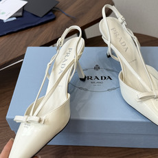 Prada 26ss普拉达最新走秀款圆头蝴蝶结高跟鞋 复古老钱风露跟凉鞋时尚界久违的极简之美 时髦又精致 Prada 26ss普拉达最新走秀款圆头蝴蝶结高跟鞋 复古老钱风露跟凉鞋时尚界久违的极简之美 时髦又精致