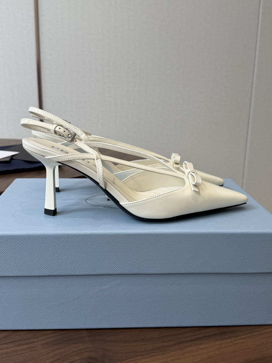 Prada 26ss普拉达最新走秀款圆头蝴蝶结高跟鞋 复古老钱风露跟凉鞋时尚界久违的极简之美 时髦又精致 Prada 26ss普拉达最新走秀款圆头蝴蝶结高跟鞋 复古老钱风露跟凉鞋时尚界久违的极简之美 时髦又精致