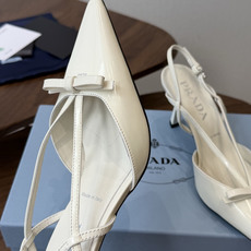 Prada 26ss普拉达最新走秀款圆头蝴蝶结高跟鞋 复古老钱风露跟凉鞋时尚界久违的极简之美 时髦又精致 Prada 26ss普拉达最新走秀款圆头蝴蝶结高跟鞋 复古老钱风露跟凉鞋时尚界久违的极简之美 时髦又精致