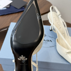 Prada 26ss普拉达最新走秀款圆头蝴蝶结高跟鞋 复古老钱风露跟凉鞋时尚界久违的极简之美 时髦又精致 Prada 26ss普拉达最新走秀款圆头蝴蝶结高跟鞋 复古老钱风露跟凉鞋时尚界久违的极简之美 时髦又精致