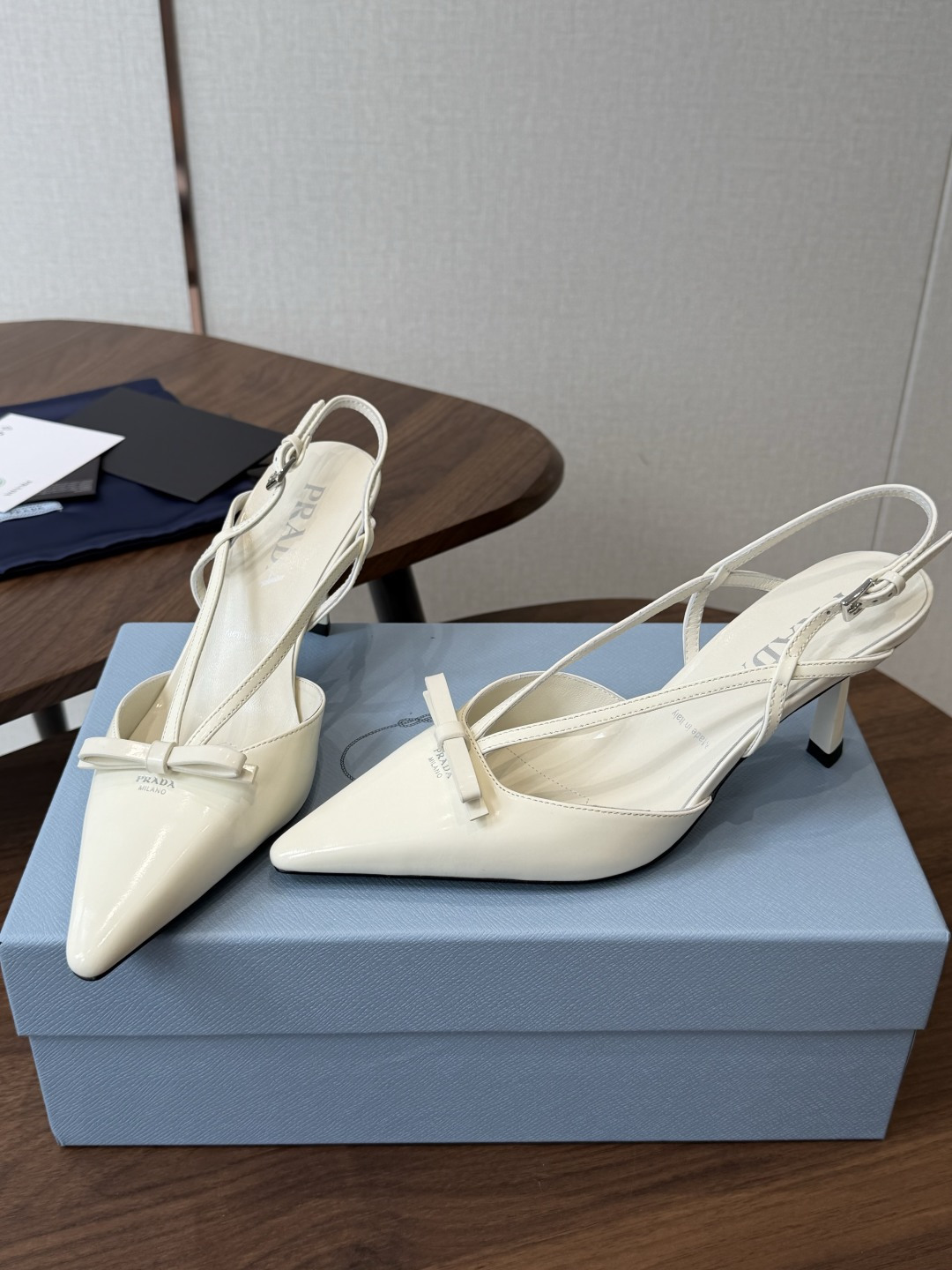 Prada 26ss普拉达最新走秀款圆头蝴蝶结高跟鞋 复古老钱风露跟凉鞋时尚界久违的极简之美 时髦又精致 Prada 26ss普拉达最新走秀款圆头蝴蝶结高跟鞋 复古老钱风露跟凉鞋时尚界久违的极简之美 时髦又精致