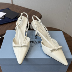 Prada 26ss普拉达最新走秀款圆头蝴蝶结高跟鞋 复古老钱风露跟凉鞋时尚界久违的极简之美 时髦又精致 Prada 26ss普拉达最新走秀款圆头蝴蝶结高跟鞋 复古老钱风露跟凉鞋时尚界久违的极简之美 时髦又精致
