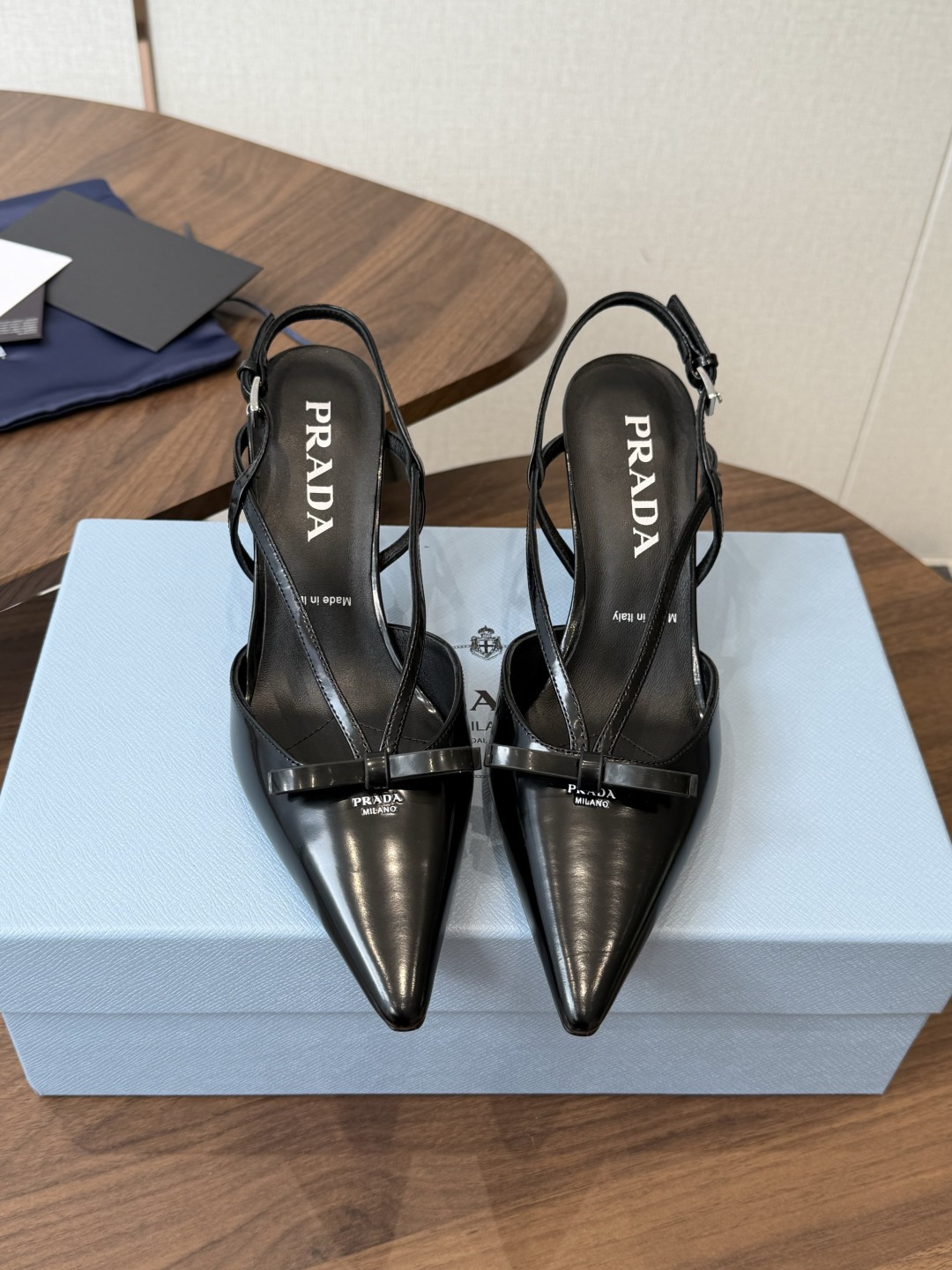 Prada 26ss普拉达最新走秀款圆头蝴蝶结高跟鞋 复古老钱风露跟凉鞋时尚界久违的极简之美 时髦又精致