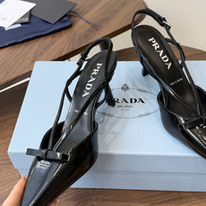 Prada 26ss普拉达最新走秀款圆头蝴蝶结高跟鞋 复古老钱风露跟凉鞋时尚界久违的极简之美 时髦又精致 Prada 26ss普拉达最新走秀款圆头蝴蝶结高跟鞋 复古老钱风露跟凉鞋时尚界久违的极简之美 时髦又精致