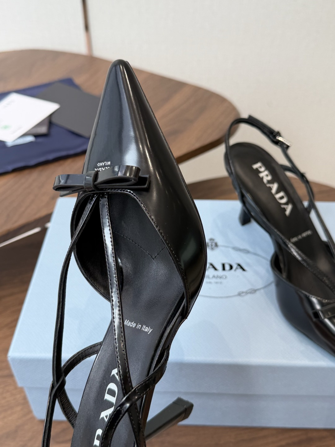 Prada 26ss普拉达最新走秀款圆头蝴蝶结高跟鞋 复古老钱风露跟凉鞋时尚界久违的极简之美 时髦又精致 Prada 26ss普拉达最新走秀款圆头蝴蝶结高跟鞋 复古老钱风露跟凉鞋时尚界久违的极简之美 时髦又精致