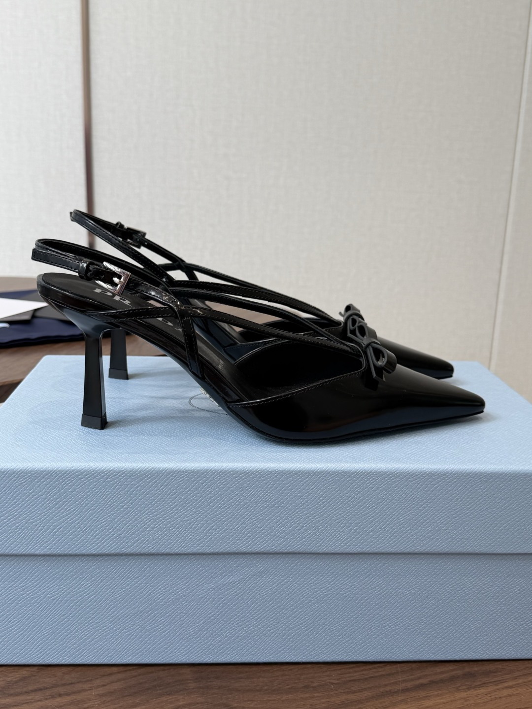 Prada 26ss普拉达最新走秀款圆头蝴蝶结高跟鞋 复古老钱风露跟凉鞋时尚界久违的极简之美 时髦又精致 Prada 26ss普拉达最新走秀款圆头蝴蝶结高跟鞋 复古老钱风露跟凉鞋时尚界久违的极简之美 时髦又精致