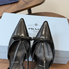 Prada 26ss普拉达最新走秀款圆头蝴蝶结高跟鞋 复古老钱风露跟凉鞋时尚界久违的极简之美 时髦又精致 Prada 26ss普拉达最新走秀款圆头蝴蝶结高跟鞋 复古老钱风露跟凉鞋时尚界久违的极简之美 时髦又精致
