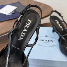 Prada 26ss普拉达最新走秀款圆头蝴蝶结高跟鞋 复古老钱风露跟凉鞋时尚界久违的极简之美 时髦又精致 Prada 26ss普拉达最新走秀款圆头蝴蝶结高跟鞋 复古老钱风露跟凉鞋时尚界久违的极简之美 时髦又精致