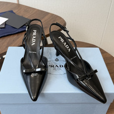 Prada 26ss普拉达最新走秀款圆头蝴蝶结高跟鞋 复古老钱风露跟凉鞋时尚界久违的极简之美 时髦又精致 Prada 26ss普拉达最新走秀款圆头蝴蝶结高跟鞋 复古老钱风露跟凉鞋时尚界久违的极简之美 时髦又精致