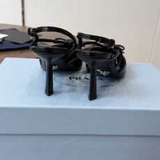 Prada 26ss普拉达最新走秀款圆头蝴蝶结高跟鞋 复古老钱风露跟凉鞋时尚界久违的极简之美 时髦又精致 Prada 26ss普拉达最新走秀款圆头蝴蝶结高跟鞋 复古老钱风露跟凉鞋时尚界久违的极简之美 时髦又精致