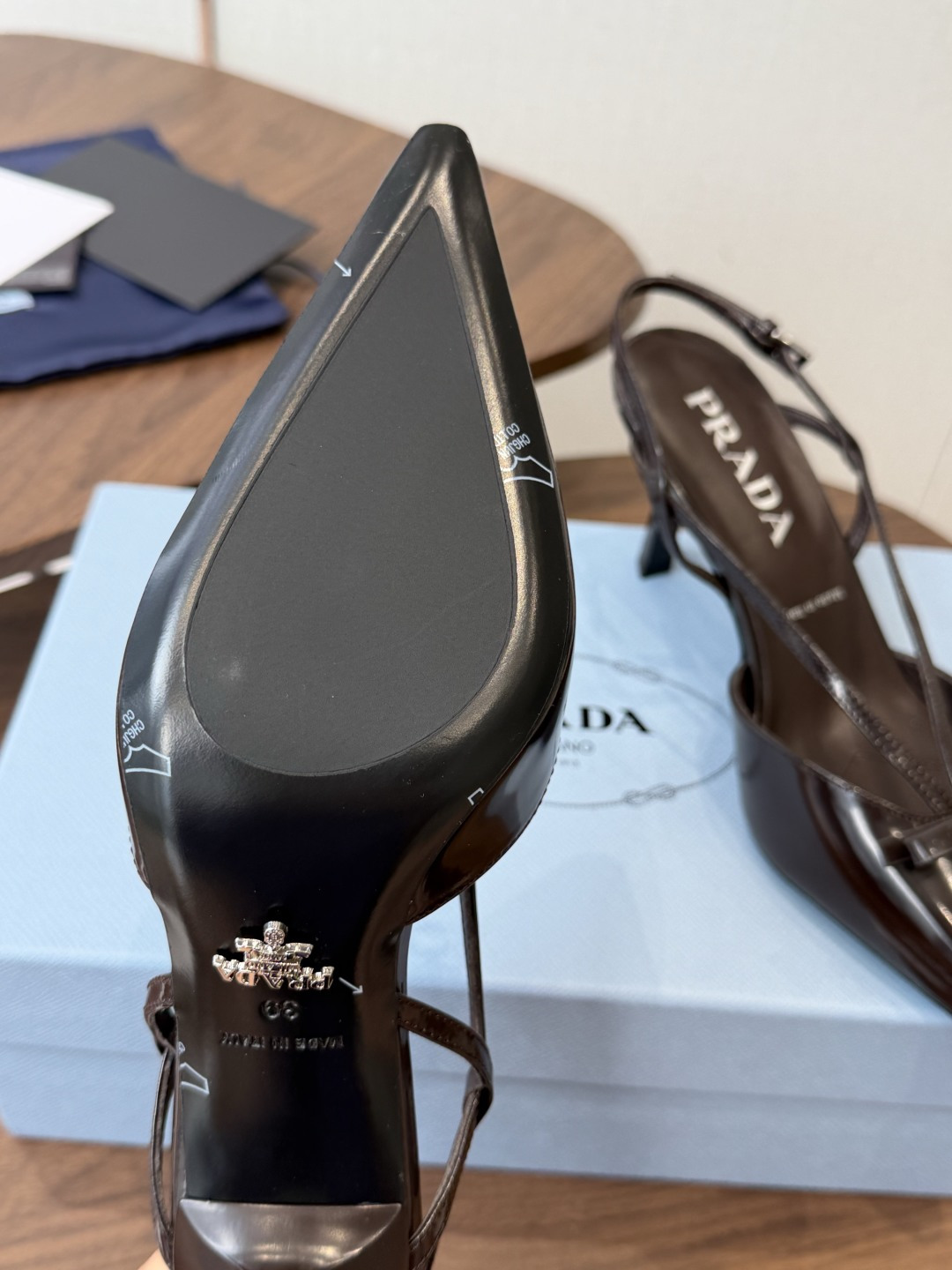 Prada 26ss普拉达最新走秀款圆头蝴蝶结高跟鞋 复古老钱风露跟凉鞋时尚界久违的极简之美 时髦又精致 Prada 26ss普拉达最新走秀款圆头蝴蝶结高跟鞋 复古老钱风露跟凉鞋时尚界久违的极简之美 时髦又精致