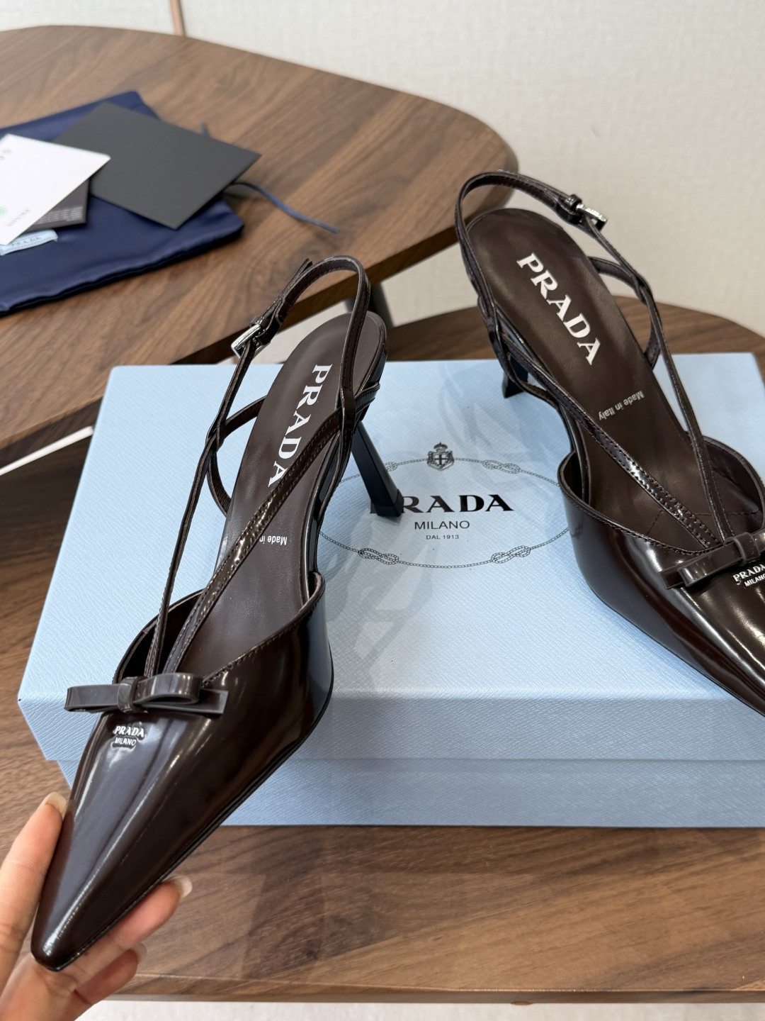 Prada 26ss普拉达最新走秀款圆头蝴蝶结高跟鞋 复古老钱风露跟凉鞋时尚界久违的极简之美 时髦又精致 Prada 26ss普拉达最新走秀款圆头蝴蝶结高跟鞋 复古老钱风露跟凉鞋时尚界久违的极简之美 时髦又精致