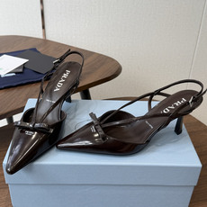 Prada 26ss普拉达最新走秀款圆头蝴蝶结高跟鞋 复古老钱风露跟凉鞋时尚界久违的极简之美 时髦又精致 Prada 26ss普拉达最新走秀款圆头蝴蝶结高跟鞋 复古老钱风露跟凉鞋时尚界久违的极简之美 时髦又精致