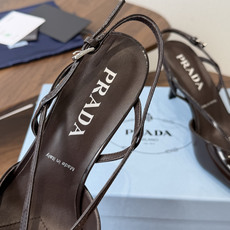 Prada 26ss普拉达最新走秀款圆头蝴蝶结高跟鞋 复古老钱风露跟凉鞋时尚界久违的极简之美 时髦又精致 Prada 26ss普拉达最新走秀款圆头蝴蝶结高跟鞋 复古老钱风露跟凉鞋时尚界久违的极简之美 时髦又精致