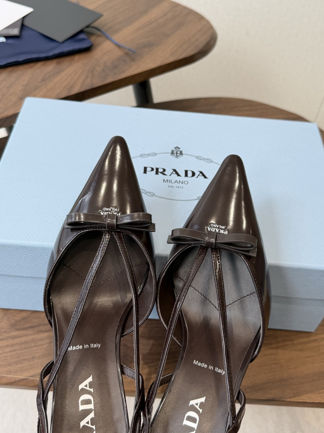 Prada 26ss普拉达最新走秀款圆头蝴蝶结高跟鞋 复古老钱风露跟凉鞋时尚界久违的极简之美 时髦又精致 Prada 26ss普拉达最新走秀款圆头蝴蝶结高跟鞋 复古老钱风露跟凉鞋时尚界久违的极简之美 时髦又精致