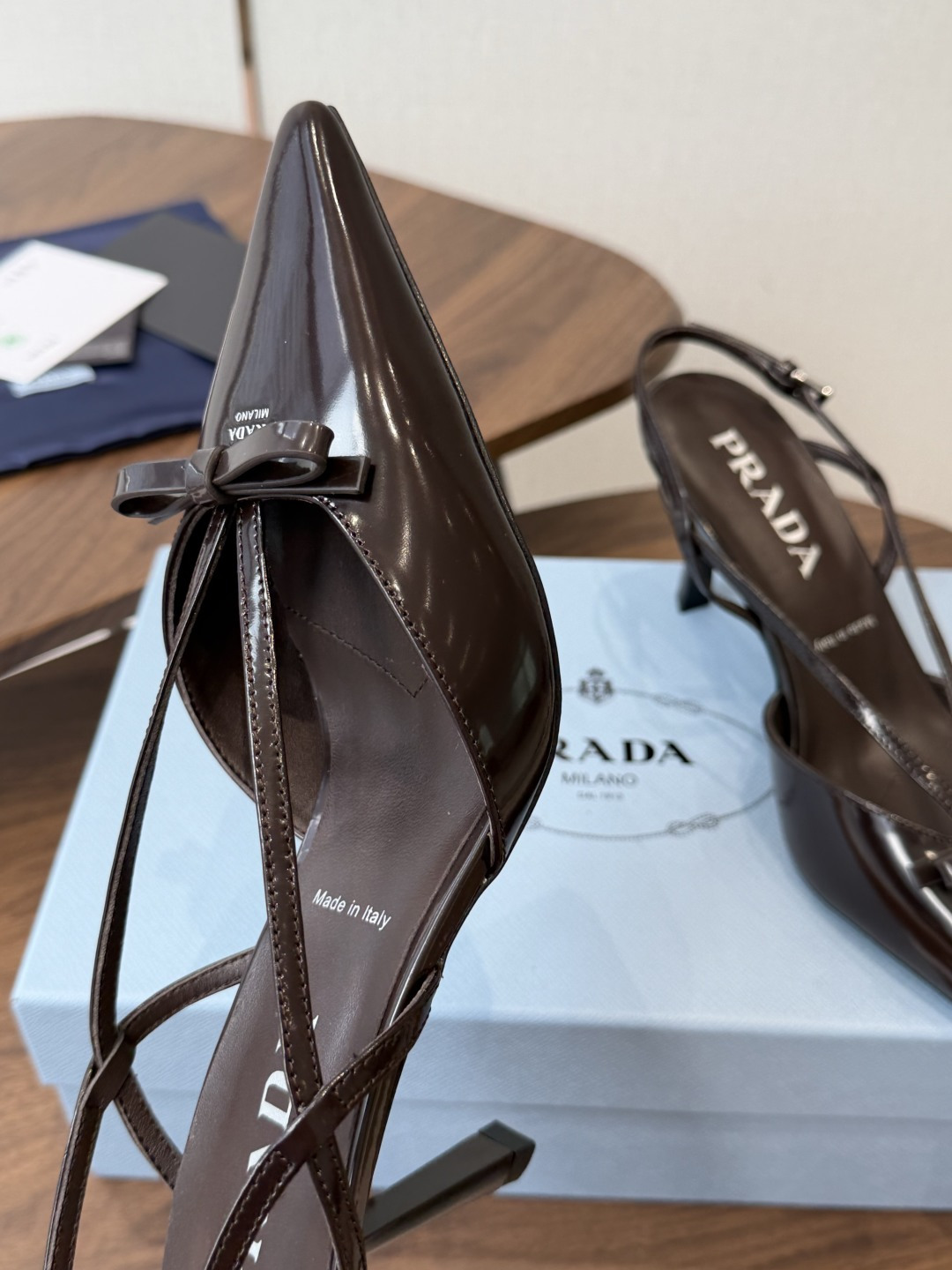 Prada 26ss普拉达最新走秀款圆头蝴蝶结高跟鞋 复古老钱风露跟凉鞋时尚界久违的极简之美 时髦又精致 Prada 26ss普拉达最新走秀款圆头蝴蝶结高跟鞋 复古老钱风露跟凉鞋时尚界久违的极简之美 时髦又精致