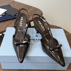 Prada 26ss普拉达最新走秀款圆头蝴蝶结高跟鞋 复古老钱风露跟凉鞋时尚界久违的极简之美 时髦又精致 Prada 26ss普拉达最新走秀款圆头蝴蝶结高跟鞋 复古老钱风露跟凉鞋时尚界久违的极简之美 时髦又精致