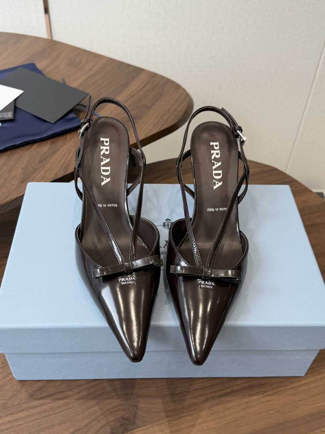Prada 26ss普拉达最新走秀款圆头蝴蝶结高跟鞋 复古老钱风露跟凉鞋时尚界久违的极简之美 时髦又精致