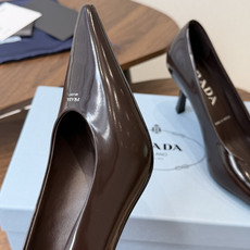 PRADA/普拉达 26ss 春夏新款细跟 单鞋 简单的设计大概就是它最让人喜欢的点 不是烂大街的那种 PRADA/普拉达 26ss 春夏新款细跟 单鞋 简单的设计大概就是它最让人喜欢的点 不是烂大街的那种