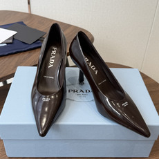 PRADA/普拉达 26ss 春夏新款细跟 单鞋 简单的设计大概就是它最让人喜欢的点 不是烂大街的那种 PRADA/普拉达 26ss 春夏新款细跟 单鞋 简单的设计大概就是它最让人喜欢的点 不是烂大街的那种