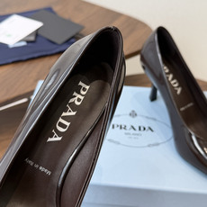 PRADA/普拉达 26ss 春夏新款细跟 单鞋 简单的设计大概就是它最让人喜欢的点 不是烂大街的那种 PRADA/普拉达 26ss 春夏新款细跟 单鞋 简单的设计大概就是它最让人喜欢的点 不是烂大街的那种