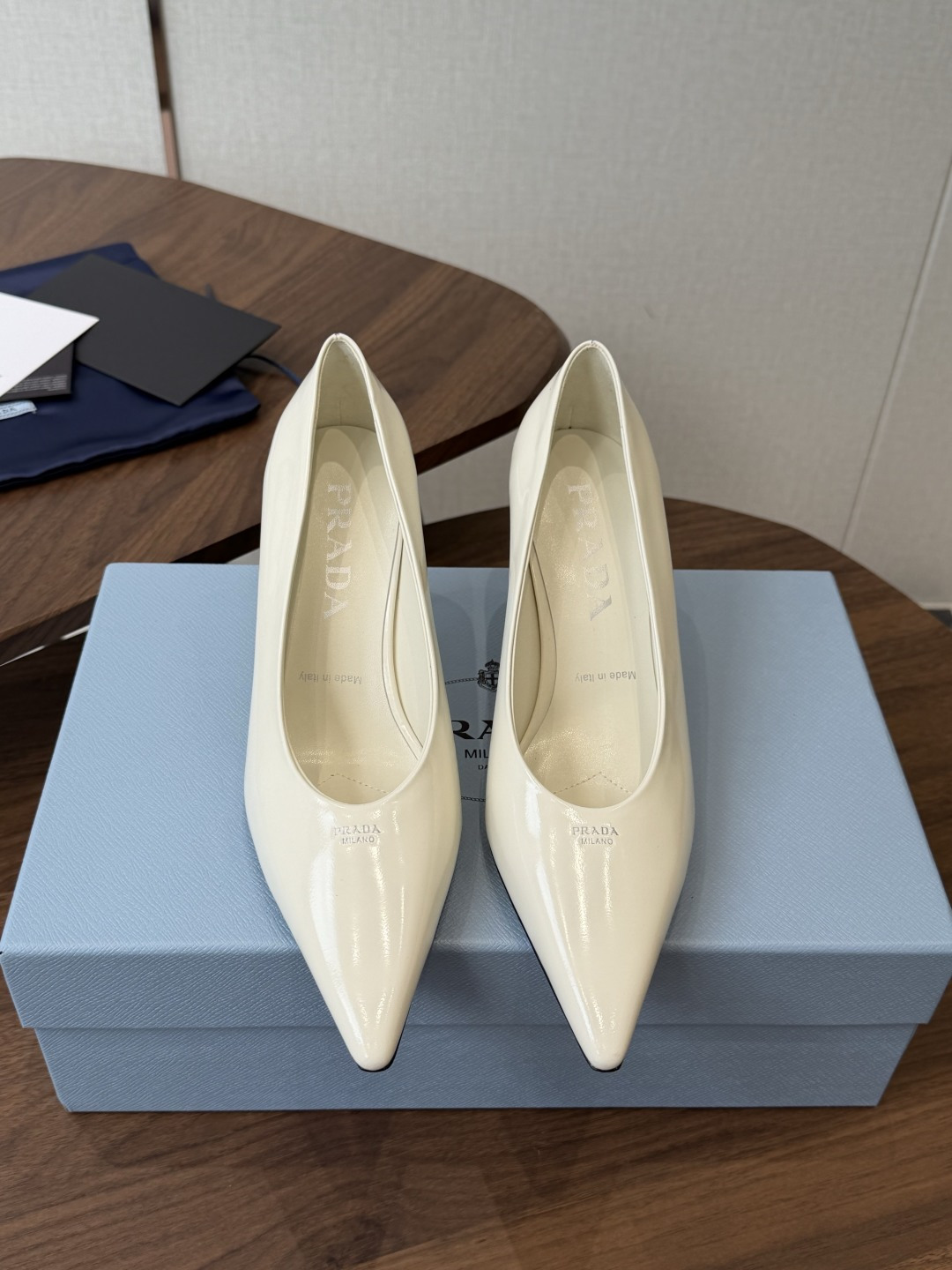 PRADA/普拉达 26ss 春夏新款细跟  单鞋 简单的设计大概就是它最让人喜欢的点 不是烂大街的那种