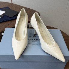 PRADA/普拉达 26ss 春夏新款细跟 单鞋 简单的设计大概就是它最让人喜欢的点 不是烂大街的那种 PRADA/普拉达 26ss 春夏新款细跟 单鞋 简单的设计大概就是它最让人喜欢的点 不是烂大街的那种