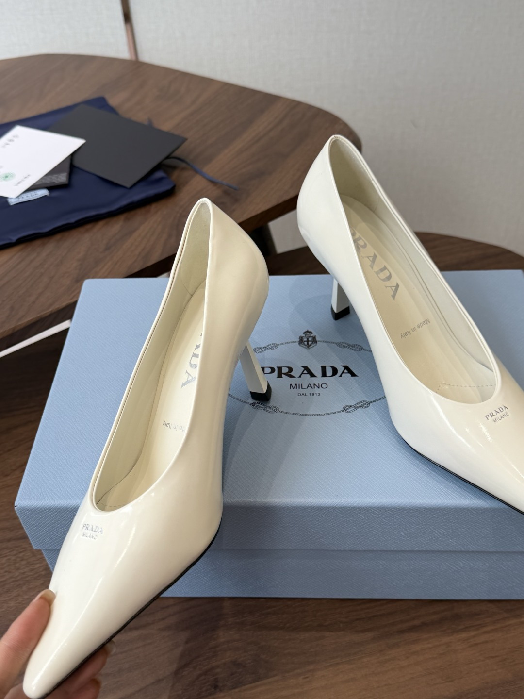 PRADA/普拉达 26ss 春夏新款细跟 单鞋 简单的设计大概就是它最让人喜欢的点 不是烂大街的那种 PRADA/普拉达 26ss 春夏新款细跟 单鞋 简单的设计大概就是它最让人喜欢的点 不是烂大街的那种