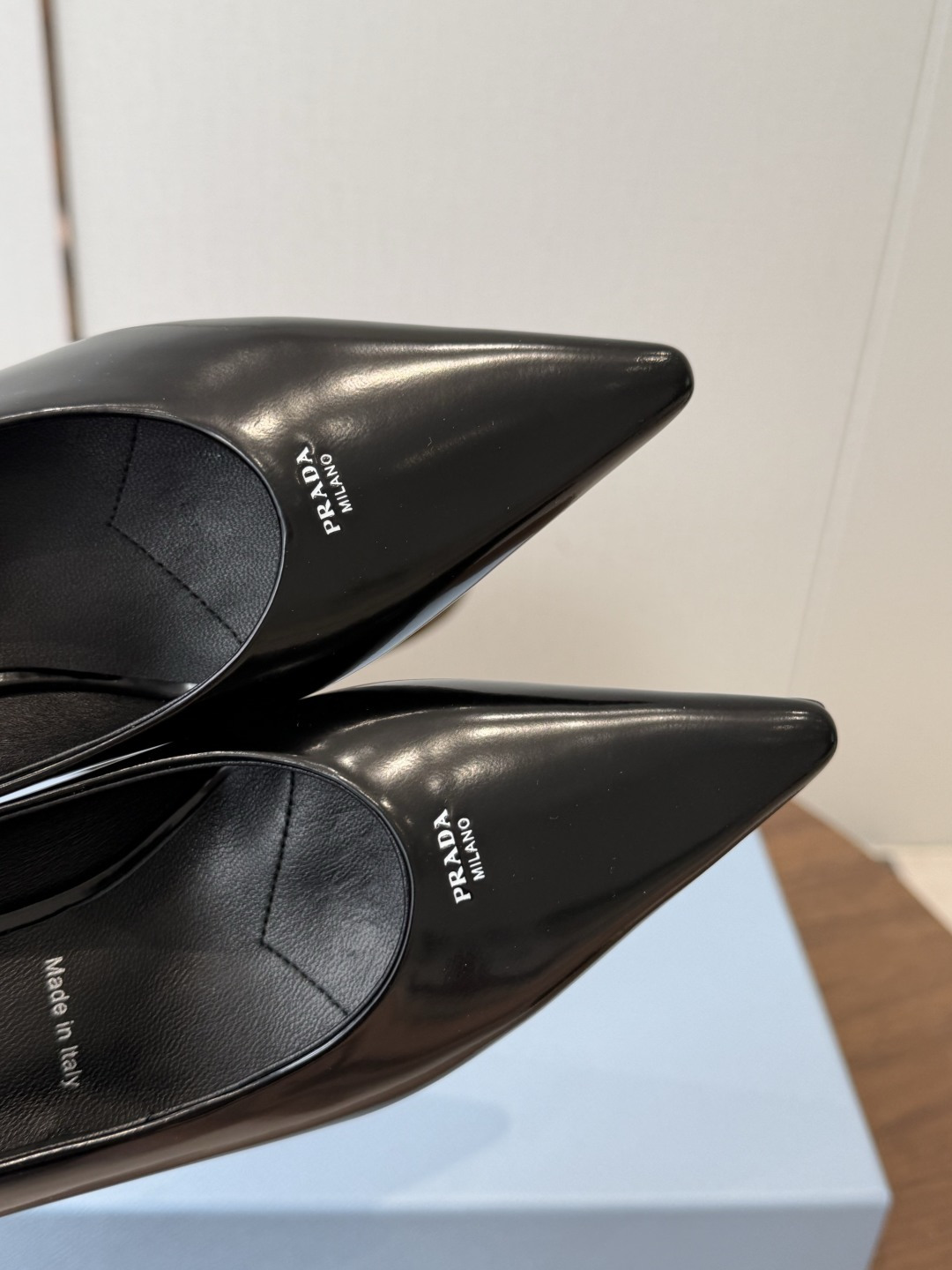 PRADA/普拉达 26ss 春夏新款细跟 单鞋 简单的设计大概就是它最让人喜欢的点 不是烂大街的那种 PRADA/普拉达 26ss 春夏新款细跟 单鞋 简单的设计大概就是它最让人喜欢的点 不是烂大街的那种