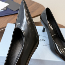 PRADA/普拉达 26ss 春夏新款细跟 单鞋 简单的设计大概就是它最让人喜欢的点 不是烂大街的那种 PRADA/普拉达 26ss 春夏新款细跟 单鞋 简单的设计大概就是它最让人喜欢的点 不是烂大街的那种