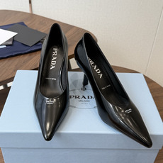 PRADA/普拉达 26ss 春夏新款细跟 单鞋 简单的设计大概就是它最让人喜欢的点 不是烂大街的那种 PRADA/普拉达 26ss 春夏新款细跟 单鞋 简单的设计大概就是它最让人喜欢的点 不是烂大街的那种