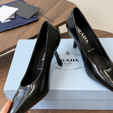 PRADA/普拉达 26ss 春夏新款细跟 单鞋 简单的设计大概就是它最让人喜欢的点 不是烂大街的那种 PRADA/普拉达 26ss 春夏新款细跟 单鞋 简单的设计大概就是它最让人喜欢的点 不是烂大街的那种