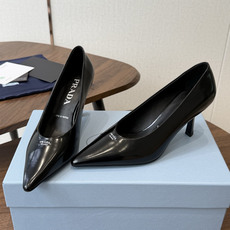 PRADA/普拉达 26ss 春夏新款细跟 单鞋 简单的设计大概就是它最让人喜欢的点 不是烂大街的那种 PRADA/普拉达 26ss 春夏新款细跟 单鞋 简单的设计大概就是它最让人喜欢的点 不是烂大街的那种