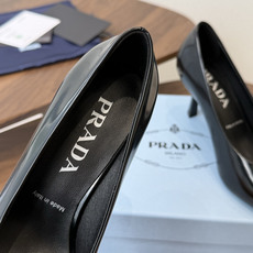 PRADA/普拉达 26ss 春夏新款细跟 单鞋 简单的设计大概就是它最让人喜欢的点 不是烂大街的那种 PRADA/普拉达 26ss 春夏新款细跟 单鞋 简单的设计大概就是它最让人喜欢的点 不是烂大街的那种