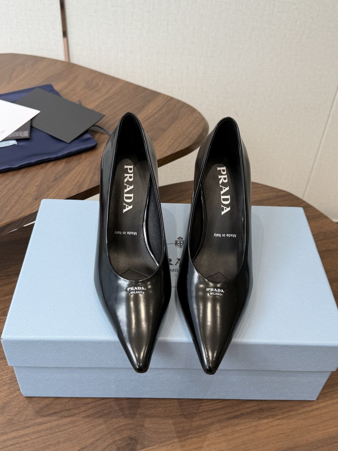 PRADA/普拉达 26ss 春夏新款细跟  单鞋 简单的设计大概就是它最让人喜欢的点 不是烂大街的那种