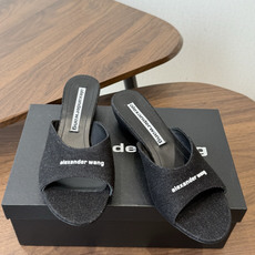 AlexanderWang 大王 26ss 春夏最新款 凉拖鞋 个性御姐风 超有质感 爱了爱了 该款设计 AlexanderWang 大王 26ss 春夏最新款 凉拖鞋 个性御姐风 超有质感 爱了爱了 该款设计
