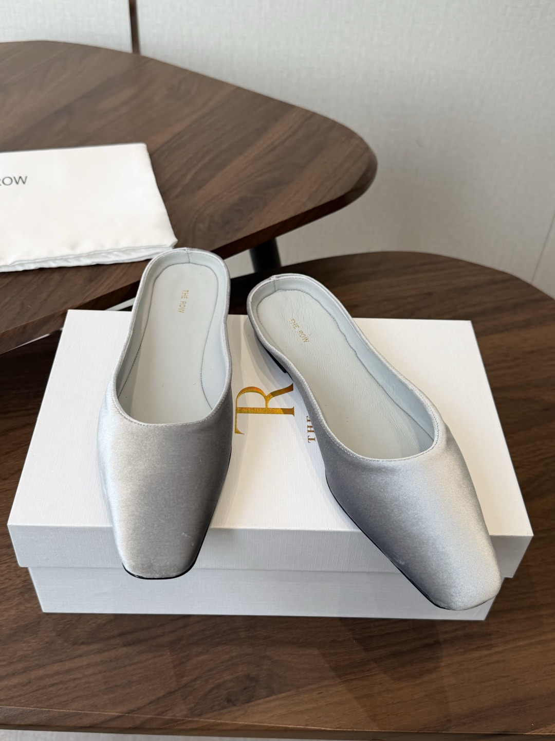 The Row26ss早春新款圆头穆勒鞋身无任何logo与装饰,仅通过一体成型的鞋面剪裁和极简包边工艺呈 The Row26ss早春新款圆头穆勒鞋身无任何logo与装饰,仅通过一体成型的鞋面剪裁和极简包边工艺呈