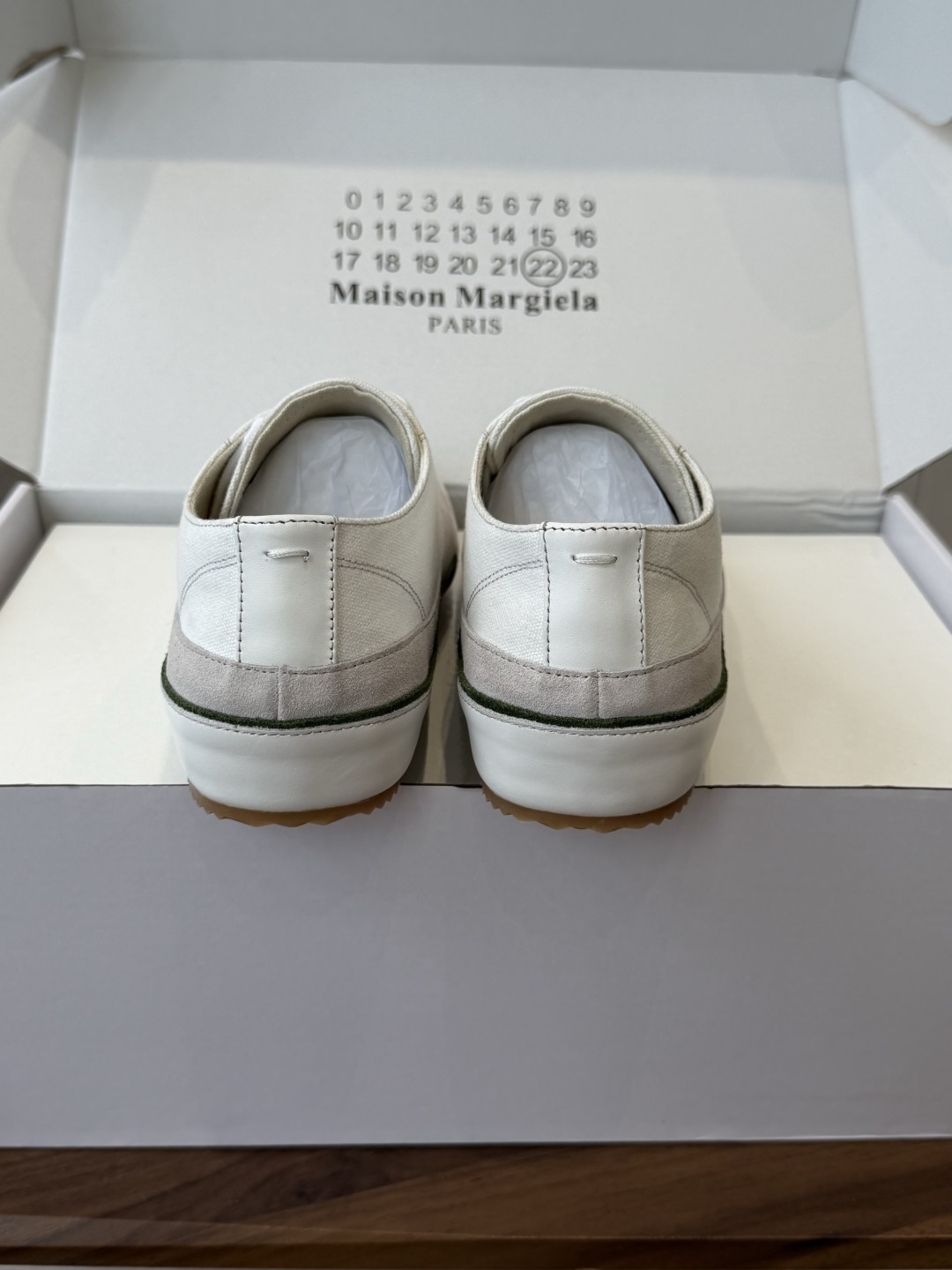 MaisonMargiela MM6 马吉拉 做旧厚底 德训鞋 休闲 运动鞋这一款德国训练鞋延续了经典 MaisonMargiela MM6 马吉拉 做旧厚底 德训鞋 休闲 运动鞋这一款德国训练鞋延续了经典