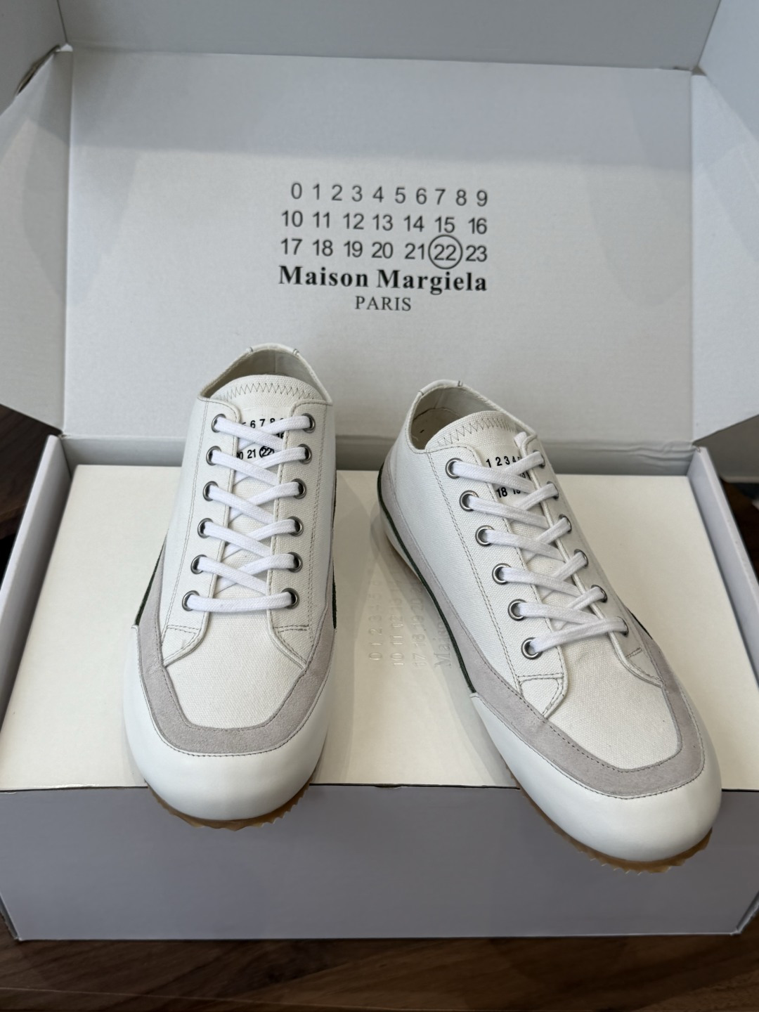 MaisonMargiela MM6 马吉拉 做旧厚底 德训鞋 休闲 运动鞋这一款德国训练鞋延续了经典 MaisonMargiela MM6 马吉拉 做旧厚底 德训鞋 休闲 运动鞋这一款德国训练鞋延续了经典