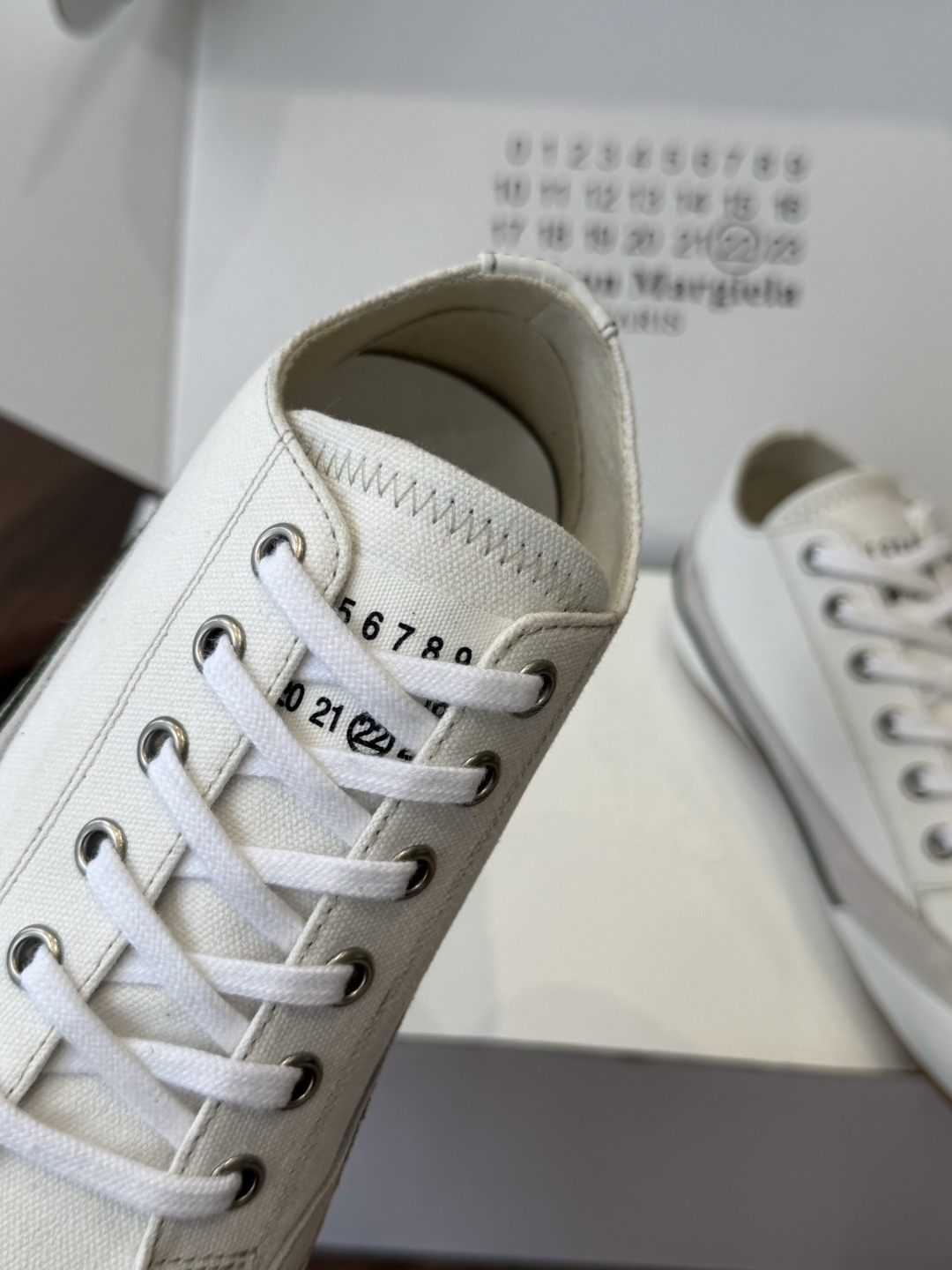 MaisonMargiela MM6 马吉拉 做旧厚底 德训鞋 休闲 运动鞋这一款德国训练鞋延续了经典 MaisonMargiela MM6 马吉拉 做旧厚底 德训鞋 休闲 运动鞋这一款德国训练鞋延续了经典