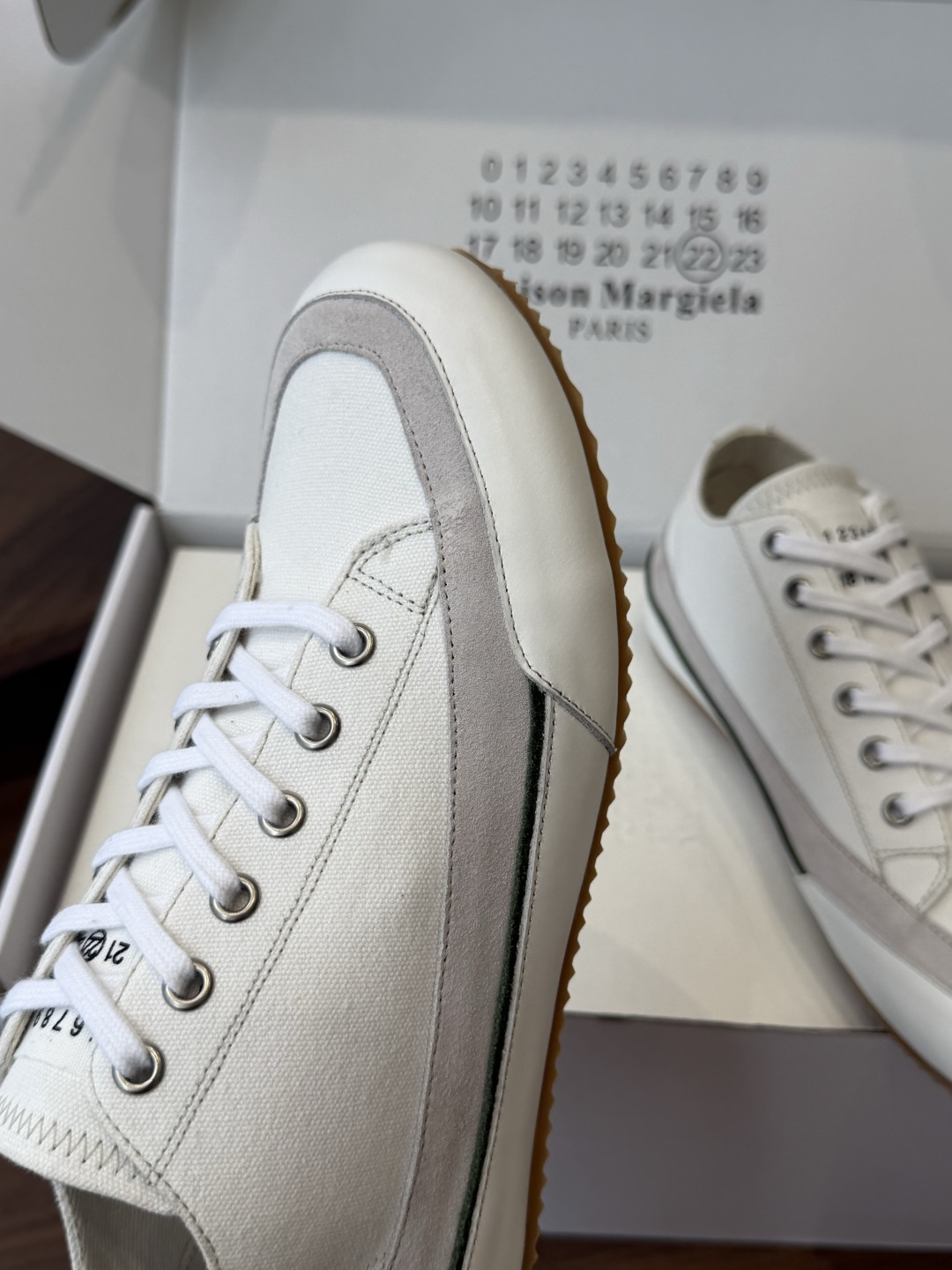 MaisonMargiela MM6 马吉拉 做旧厚底 德训鞋 休闲 运动鞋这一款德国训练鞋延续了经典 MaisonMargiela MM6 马吉拉 做旧厚底 德训鞋 休闲 运动鞋这一款德国训练鞋延续了经典