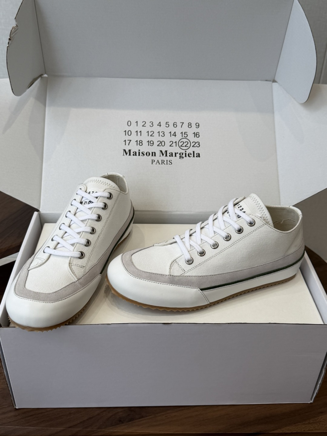 MaisonMargiela MM6 马吉拉 做旧厚底 德训鞋 休闲 运动鞋这一款德国训练鞋延续了经典 MaisonMargiela MM6 马吉拉 做旧厚底 德训鞋 休闲 运动鞋这一款德国训练鞋延续了经典
