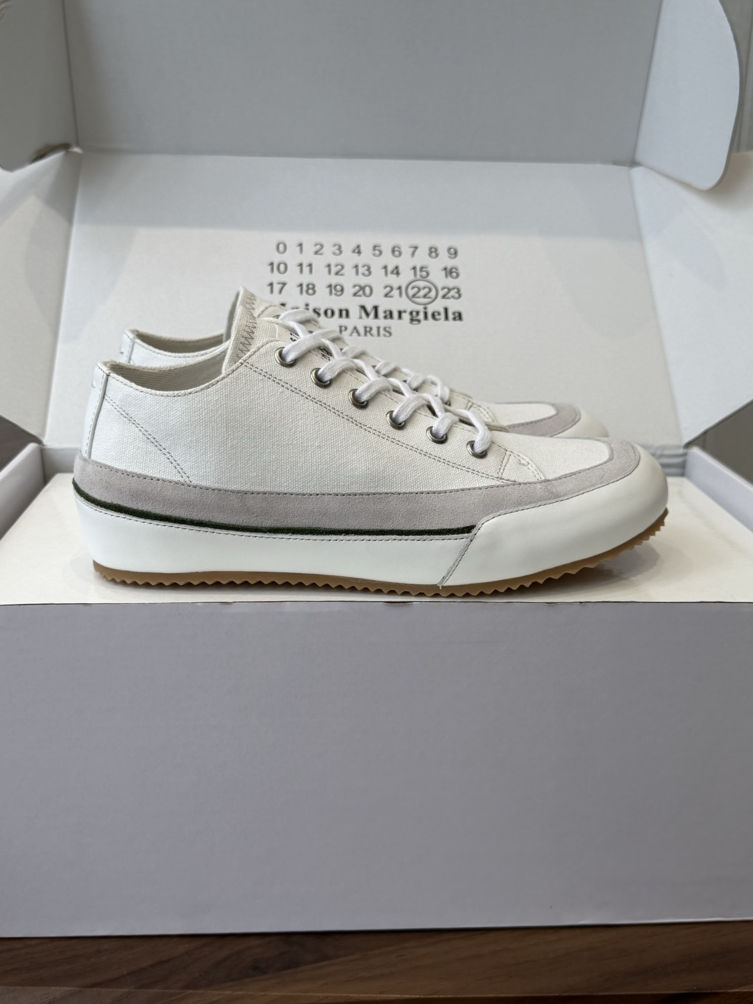 MaisonMargiela MM6 马吉拉 做旧厚底 德训鞋 休闲 运动鞋这一款德国训练鞋延续了经典 MaisonMargiela MM6 马吉拉 做旧厚底 德训鞋 休闲 运动鞋这一款德国训练鞋延续了经典
