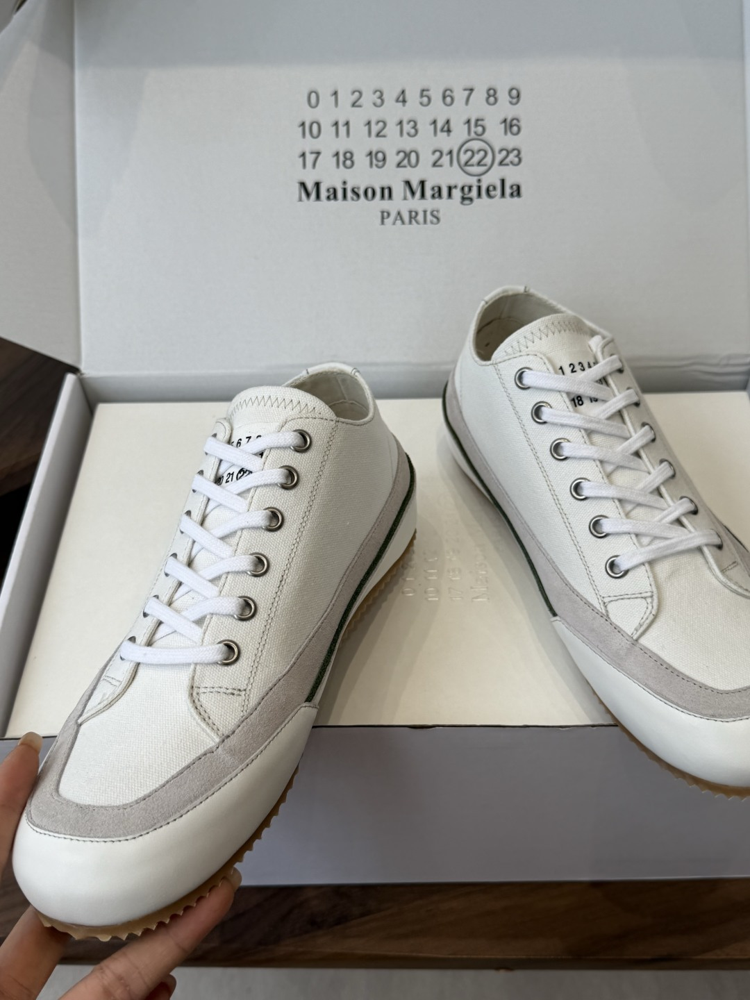 MaisonMargiela MM6 马吉拉 做旧厚底 德训鞋 休闲 运动鞋这一款德国训练鞋延续了经典 MaisonMargiela MM6 马吉拉 做旧厚底 德训鞋 休闲 运动鞋这一款德国训练鞋延续了经典