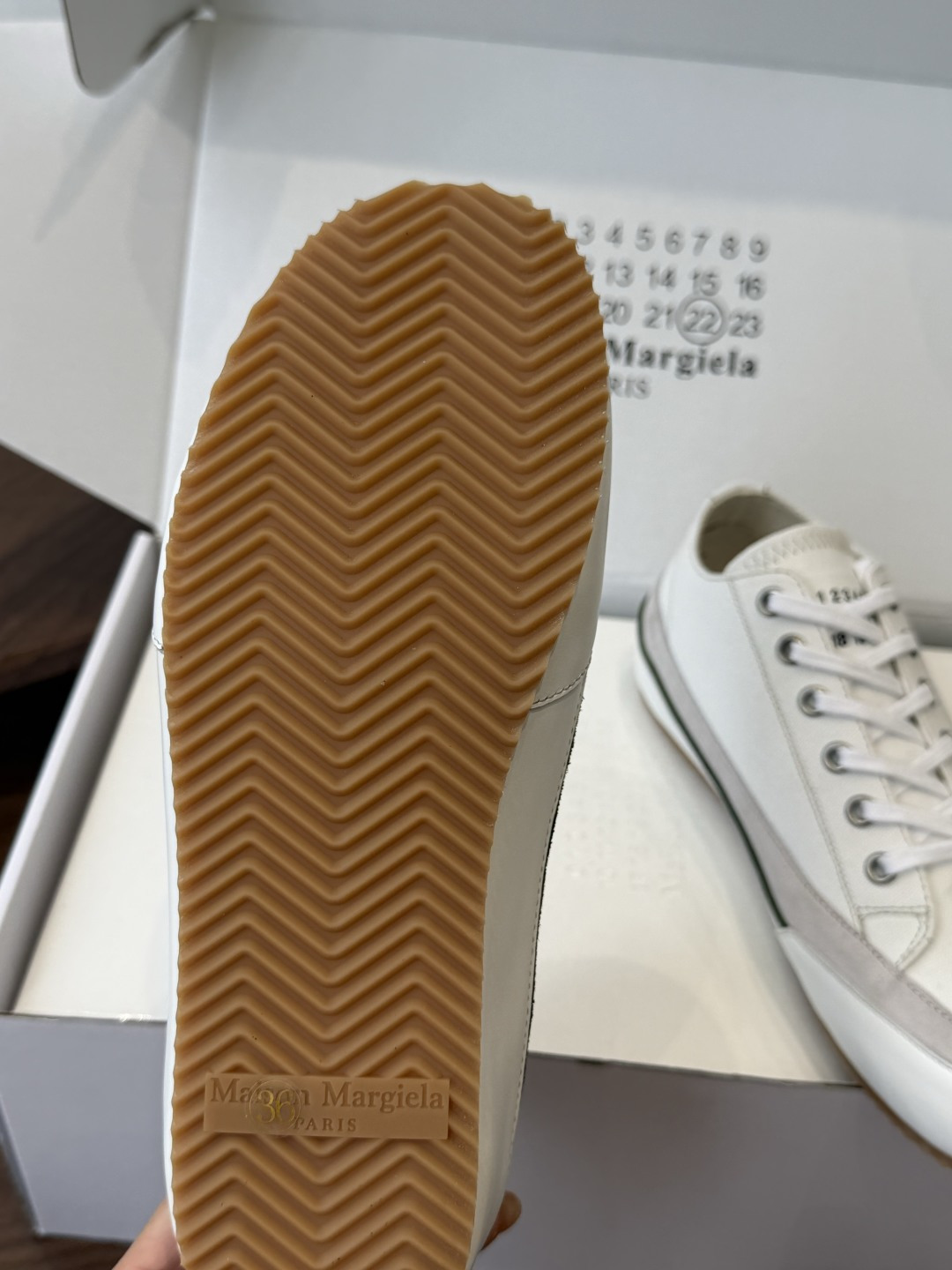 MaisonMargiela MM6 马吉拉 做旧厚底 德训鞋 休闲 运动鞋这一款德国训练鞋延续了经典 MaisonMargiela MM6 马吉拉 做旧厚底 德训鞋 休闲 运动鞋这一款德国训练鞋延续了经典